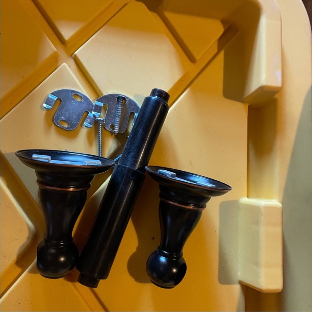 BRAND NEW DELTA OIL RUBBED BRONZE TOILET PAPER HOLDER
